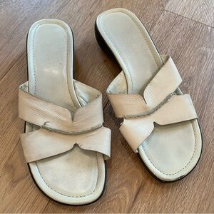 Beige leather slip-on easy spirit sandals